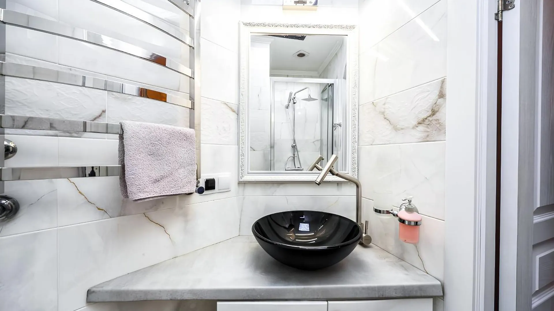 Lvbq Velvet Brick Apartment Lviv